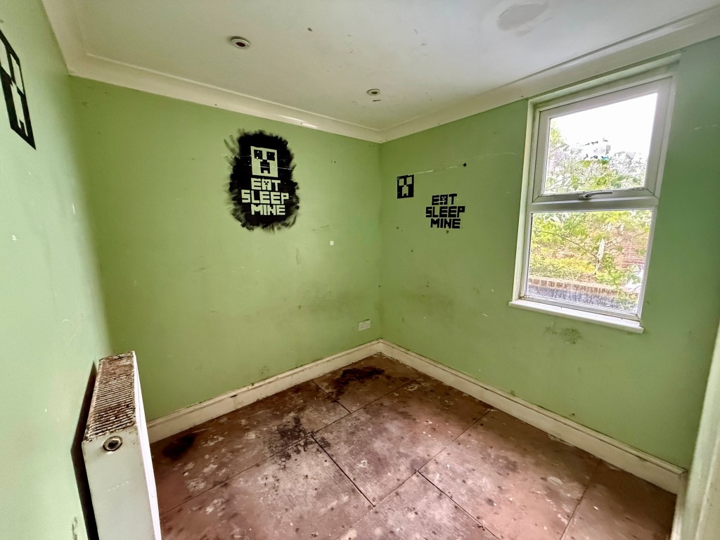 Lot: 111 - THREE-BEDROOM DETACHED HOUSE FOR REFURBISHMENT - Bedroom one